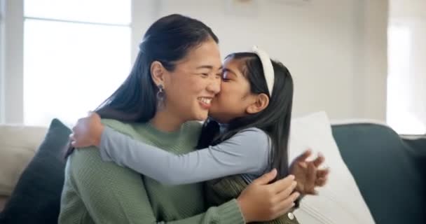 Matka Córka Przytulić Pocałunkiem Szczęście Zaufanie Uczucie Zrelaksować Się Kanapie — Wideo stockowe