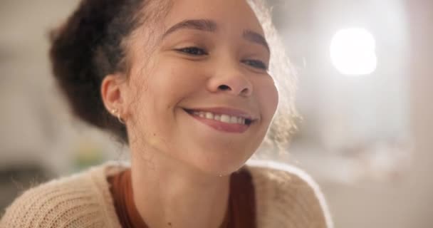 Πρόσωπο Χαμόγελο Και Προσοχή Μια Γυναίκα Στο Σπίτι Της Closeup — Αρχείο Βίντεο