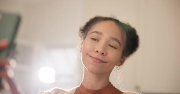 Cara Selfie Sorriso Mulher Casa Com Memória Feliz Relaxar Pausa — Vídeo de Stock
