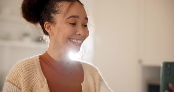 Dom Uśmiech Kobieta Smartfonem Rozmowy Wideo Rozmowy Kontaktem Połączenia Sieci — Wideo stockowe