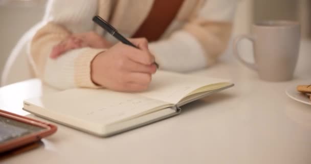笔记本和手在家里写日志 日程表和计划表 在有纸张的房子里 用字母 提示和故事草稿写研究笔记 创意和作家 — 图库视频影像