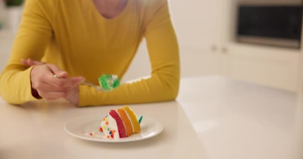 Het Eten Van Taart Tevredenheid Van Vrouw Glimlach Keuken Dieet — Stockvideo