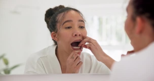 ミラー 歯科またはバスルームの女性は 歯を白くし 歯をきれいにする エナメルまたは口のプラーク ストリング製品 顔の反射または口腔の健康 ガムケアまたは朝の衛生を持つ家庭人 — ストック動画