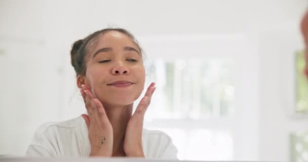 Cuidados Com Pele Mulher Mãos Rosto Espelho Para Auto Amor — Vídeo de Stock