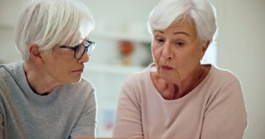 Tablet, beşlik çakma ve emeklilik için evlerinde internette gezinen yaşlı kadın arkadaşlar. Yaşlılarda teknoloji, destek ve motivasyon iyi haber veya başarı için bir uygulama kullanıyor.