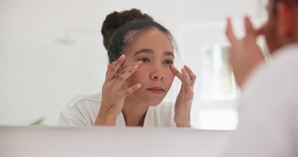 Cilt Kremi Göz Kremi Aynasındaki Kadın Başvuru Için Kozmetik Bakımı — Stok video