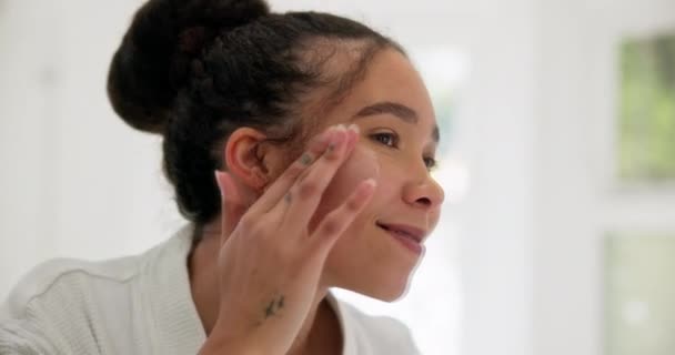 Hudvård Ansiktskräm Och Glad Kvinna Spegel För Kosmetisk Applicering Välbefinnande — Stockvideo