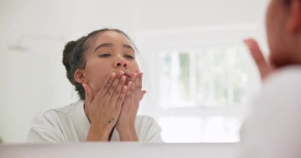 Ayna Cilt Bakımı Evinde Yüzü Parlayan Cilt Kozmetik Sağlık Için — Stok video