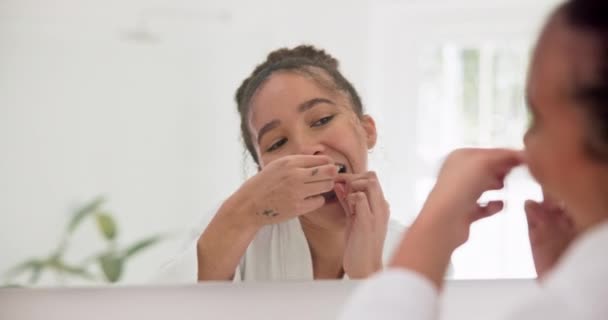 ミラー バスルームの女性は 歯のクリーニングや歯科ケア 朝のウェルネスまたは口のプラーク治療を行います ストリング 顔の反射または家庭のスパの人口衛生ルーチンをしている — ストック動画