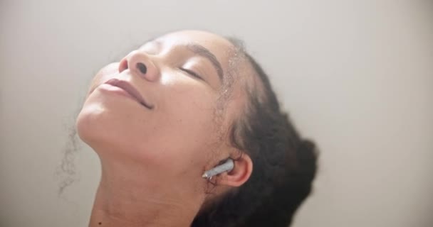 Müzik Yüz Mutlu Bir Kadın Otel Temizliği Tımar Sabun Köpüğü — Stok video