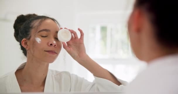 Crème Pour Visage Miroir Femme Embrassent Sourient Heureux Avec Des — Video