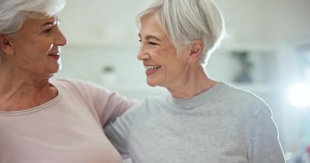 老朋友 肖像画和抱着一个微笑与支持 爱和幸福的形象合影在一起的退休生活 笑容满面的老年妇女与老朋友拥抱在一起 — 图库视频影像