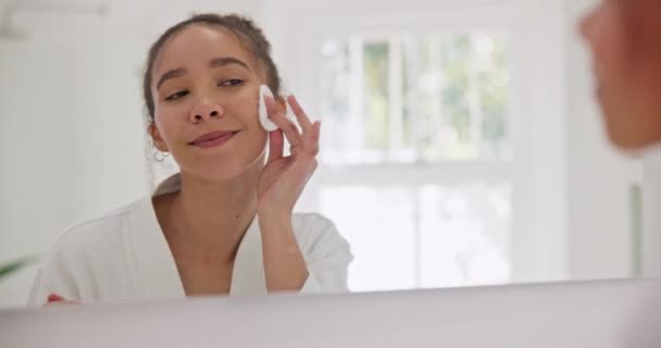 Espelho Cuidados Com Pele Mulher Feliz Com Cotonete Para Rosto — Vídeo de Stock