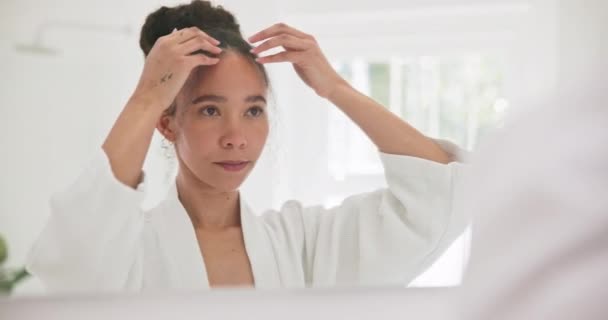 Tımarlama Saç Bakımı Sabah Güzelliği Yansıtan Bir Kadın Gülümse Banyoda — Stok video