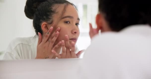 Zrcadlo Krása Žena Obličejem Kontrola Nebo Kůže Výsledky Svém Domě — Stock video