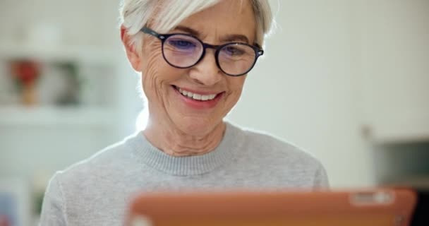 Senior Žena Tablet Čtení Doma Úsměv Zkontrolovat Mailové Upozornění Novinky — Stock video
