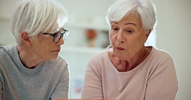 Tablet Pacsi Végzős Női Barátok Böngészik Internetet Miközben Nyugdíjas Otthonukban — Stock videók