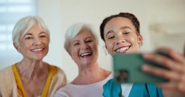 老年妇女 朋友和有护士 和平标志或乐于贴文 网上博客或家里支持的个人 护老院的照顾者 老人或为记忆 形象照片或社交媒体而笑 — 图库视频影像