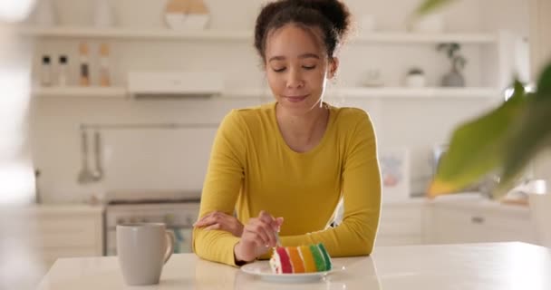 Женщина Ест Вкусный Торт Счастливы Домашней Кухне Диета Завтрак Утрам — стоковое видео