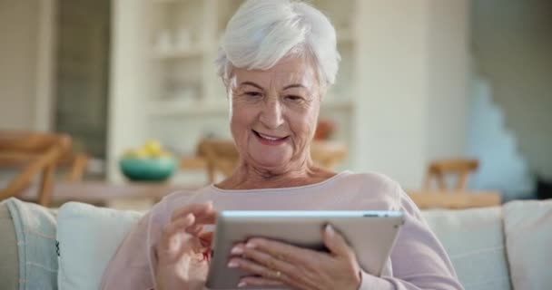 平板电脑和老妇人在客厅的沙发上看一个有趣的 喜剧或喜剧视频 老年女性在社交媒体或互联网上与家里的科技一起滚动 — 图库视频影像