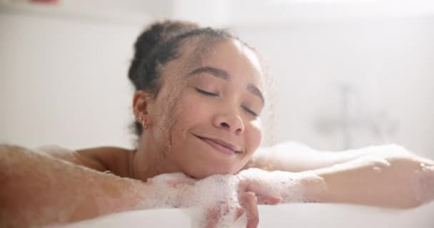 Spokojny Uśmiech Kobieta Kąpieli Bąbelkowej Domu Zen Wellness Samoopieki Rutynowych — Wideo stockowe