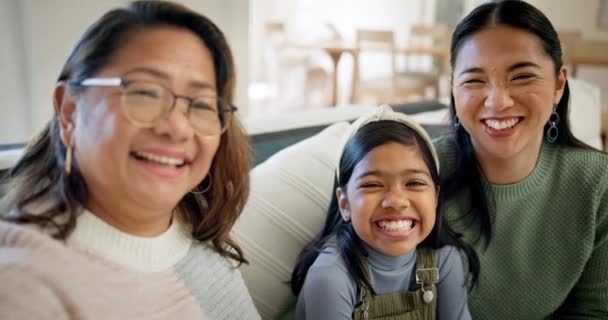 Selfie Gesicht Und Glückliches Kind Mutter Und Großmutter Beim Binden — Stockvideo