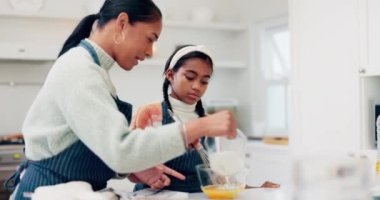 Kızım, mutfakta yemek pişirmeye ya da öğrenmeye yardım etmek, evde yemek pişirmek, aile tarifi ve bilgisi. Çocuk, yardım ve anne çocuklara pasta, tatlı ya da kurabiye yapmayı öğretir..