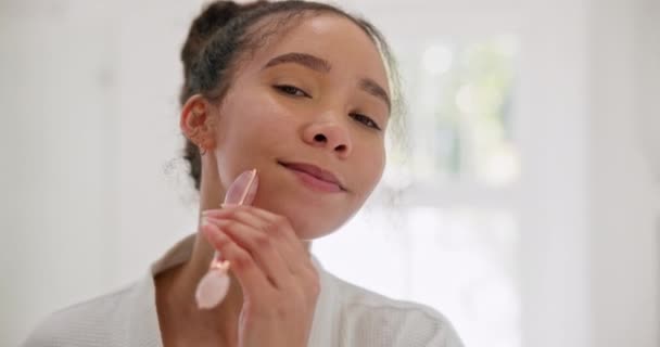 Πρόσωπο Περιποίηση Δέρματος Και Γυναίκα Ρολό Δέρματος Στο Μπάνιο Για — Αρχείο Βίντεο