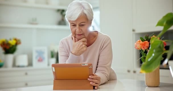 Mujer Mayor Tableta Lectura Casa Sonríe Comprueba Notificación Por Correo — Vídeo de stock