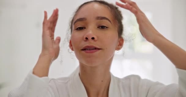 Péče Pleť Krása Ruce Tváři Ženy Koupelně Zářící Pletí Ošetření — Stock video