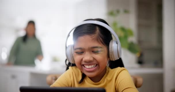 Komputer Dziecko Słuchawki Edukacją Internetową Muzyką Nauką Domu Web Klasy — Wideo stockowe