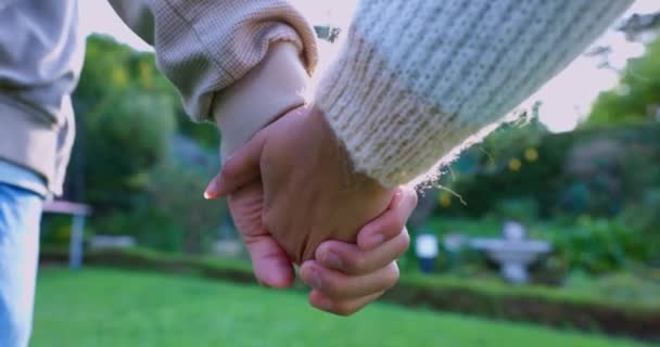 Пара Тримає Руки Парку Любов Турботу Відпочинок Романтичних Побаченнях Разом — стокове відео