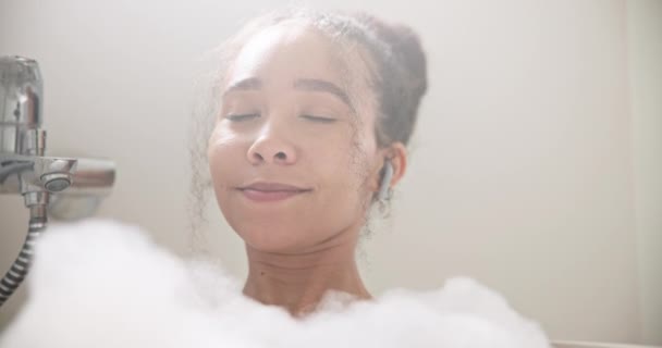 Müzik Rahatlama Evde Banyo Temizliği Bakım Sabun Köpüğü Içinde Vücut — Stok video