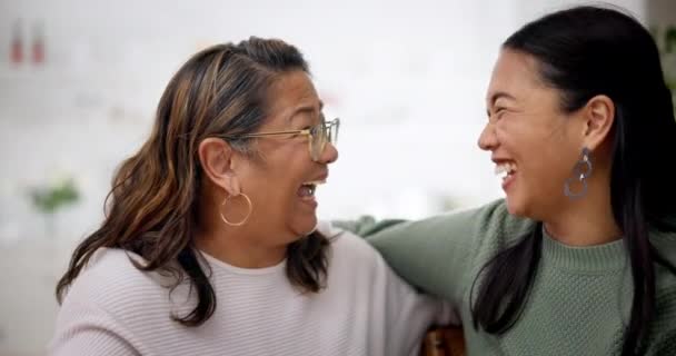 Lachen Reden Und Eine Mutter Mit Einer Tochter Auf Dem — Stockvideo
