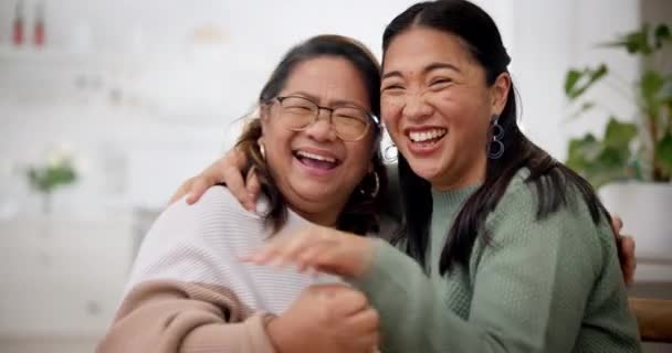 Γέλιο Πρόσωπο Και Αγκαλιά Μητέρας Και Κόρης Για Την Ημέρα — Αρχείο Βίντεο