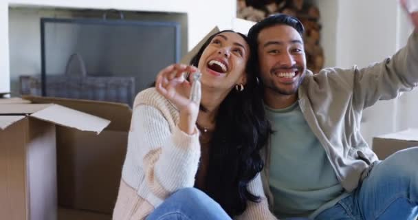 Mutlu Çift Anahtarlar Yeni Bir Eve Taşınmak Emlak Veya Ipotek — Stok video