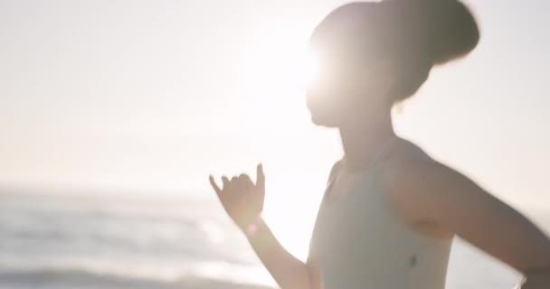 ランニング ビーチ フィットネスのある女性 ウェルネス レンズフレア アクティブなトレーニング トレーニング 新鮮な空気と心臓で呼吸する人 アスリート ランナー — ストック動画