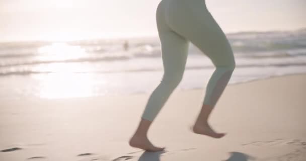 在海滩上跑步和健身 有氧运动和健康的女人 日出时外出旅行和健康 在自然和训练 马拉松赛或海上赛跑 新鲜空气和赤脚等方面积极运动 — 图库视频影像