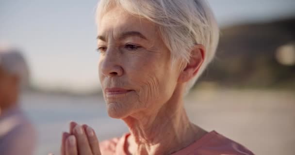 Beach Yoga Klasse Gezicht Senior Vrouw Doen Oefening Wellness Ademhaling — Stockvideo