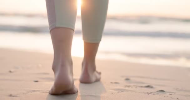 Παραλία Ηλιοβασίλεμα Και Πόδια Του Ατόμου Πόδια Ταξίδια Και Χαλαρώσετε — Αρχείο Βίντεο