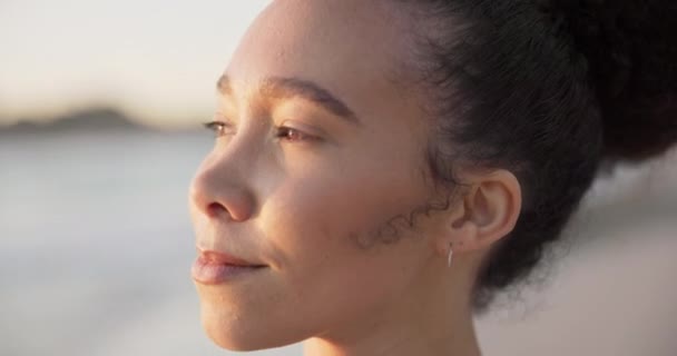 Kvinde Ansigt Meditation Med Mindfulness Indånding Frisk Luft Rejser Fred – Stock-video