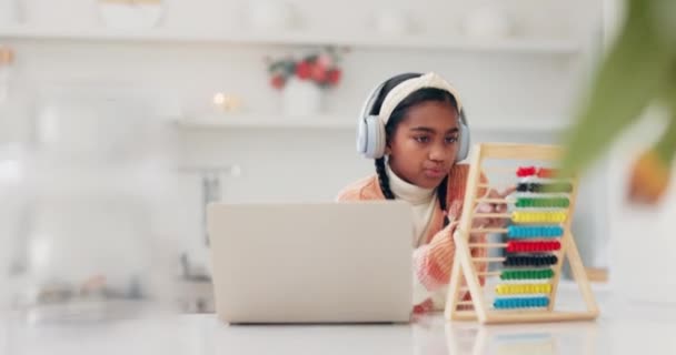 Онлайн Abacus Ноутбук Ребенком Наушниками Обучения Математической Домашней Работы Элеонора — стоковое видео