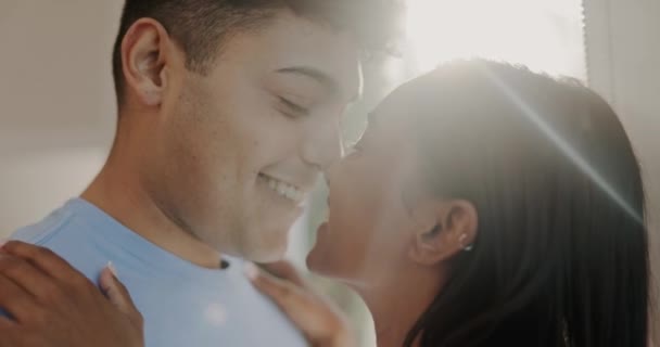 Лоб Поцілунок Пара Любов Шлюбом Або Довірою Відносин Лінза Спалахує — стокове відео