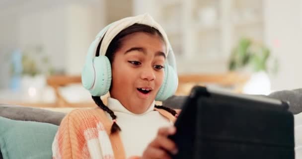 Accueil Heureux Fille Avec Casque Tablette Connexion Avec Des Jeux — Video