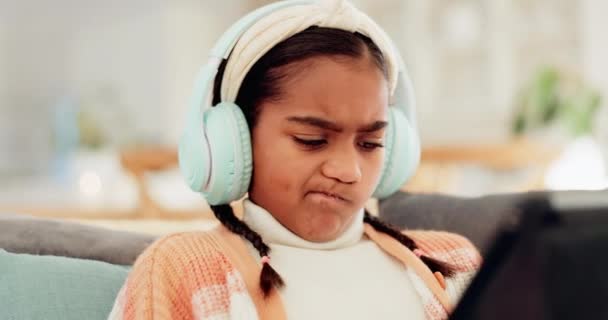 Domů Sluchátka Dívka Tabletem Myšlení Psaní Připojením Otázka Line Hraní — Stock video