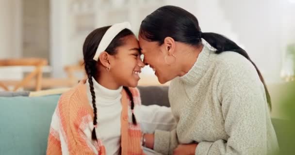 鼻子和家人或母亲和女儿在家里带着爱 关心和感情 一位来自墨西哥的妇女和女孩的脸 笑容和相貌在一起 以放松 安全和欢笑为乐 — 图库视频影像