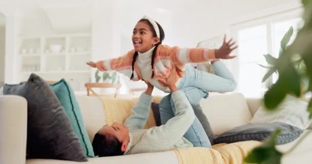 Mutter Mädchen Oder Kind Hause Für Flugzeugspiele Lächeln Oder Entspannen — Stockvideo