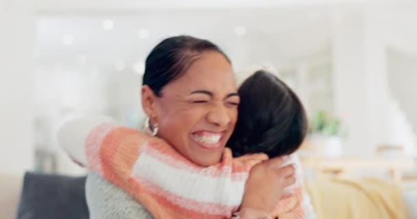 愛と笑顔と母親は朝の近代的な家のリビングルームで子供を抱きしめました 家族のラウンジで挨拶のためにコロンビアから彼女の若いママを受け入れるハッピー ボンディングと少女の子供 — ストック動画
