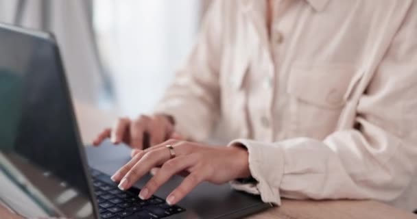 Relaks Rozciąganie Kobieta Laptopie Praca Nad Raportem Online Lub Zakończony — Wideo stockowe