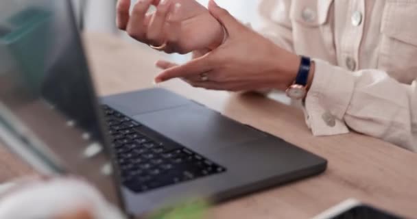 스트레스 문제와 오피스에서 노트북과 골다공증 Fibromyalgia와 온라인 관절염 프리랜서 — 비디오